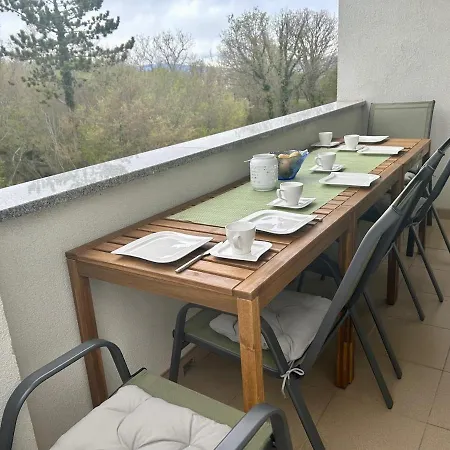 Olivia - Modern And Spacious 3-bedroom Duplex With Balcony