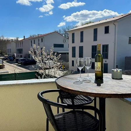 Apartment Olivia - Modern And Spacious 3-bedroom Duplex With Balcony Vantacici