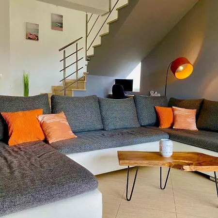 Olivia - Modern And Spacious 3-bedroom Duplex With Balcony Apartment