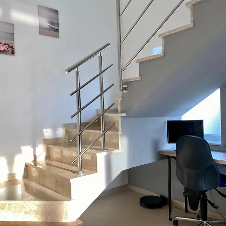Olivia - Modern And Spacious 3-bedroom Duplex With Balcony Apartment *