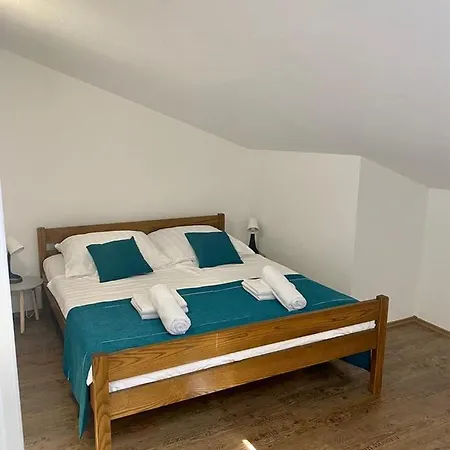 Olivia - Modern And Spacious 3-bedroom Duplex With Balcony